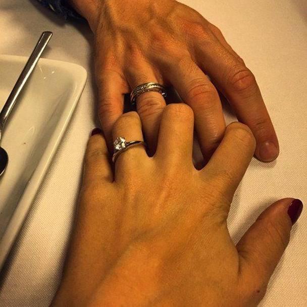 Una romantica immagine delle mani dei promessi sposi: presto le fedi nuziali prenderanno il posto degli anelli di fidanzamento.